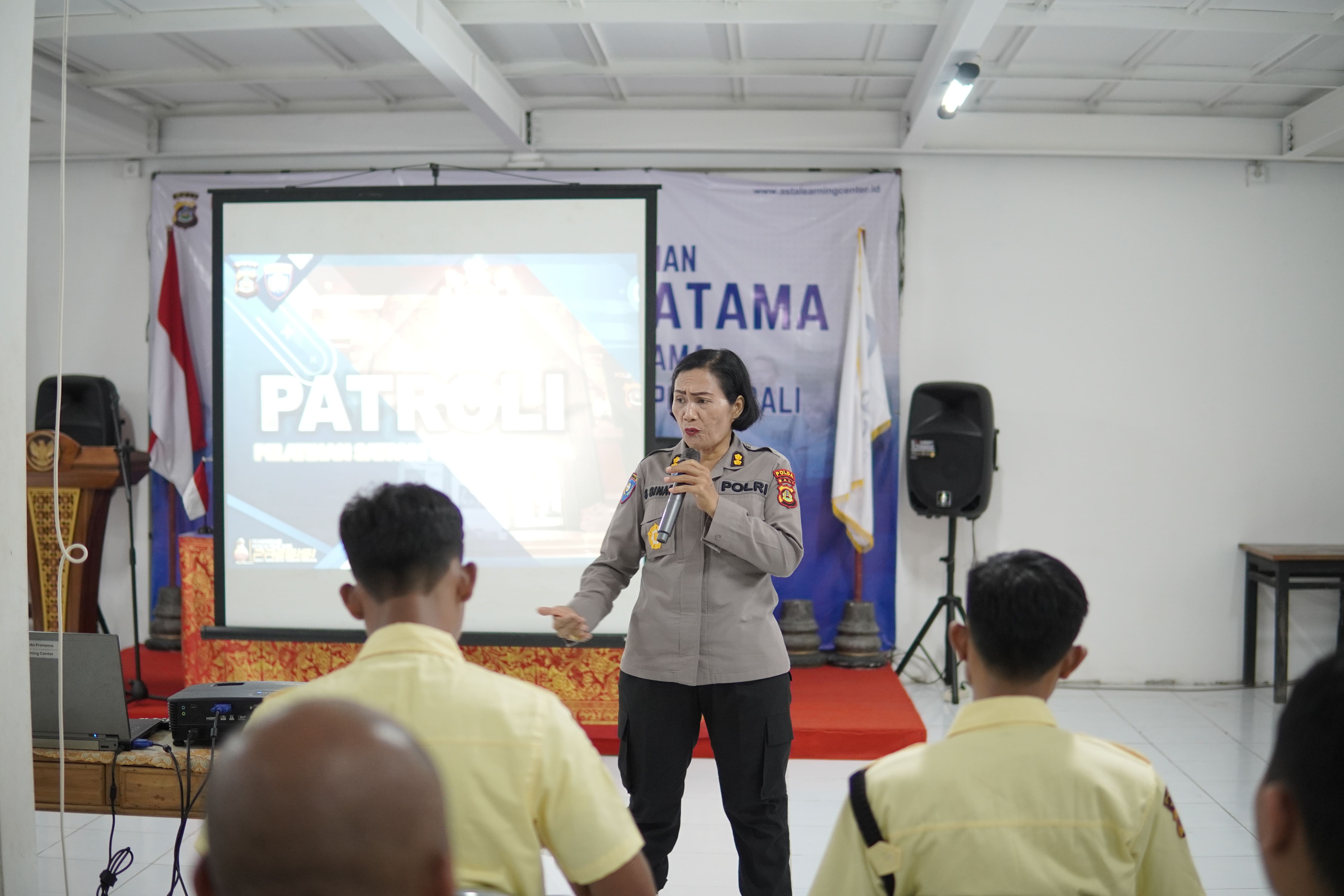 Pemberian Materi Diklat Satpam Asta