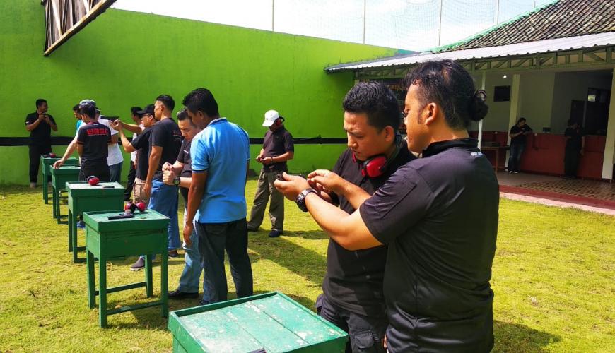 Latihan Menembak yang Diikuti Oleh Satpam Gada Pratama Bertempat di Wisma Bayu
